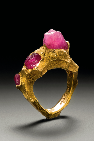 Højre: A cire perdue gold ring from jewellery designer Arje Griegst’s Wave series made from 21k gold embedded with three raw rubies that increase in size left to right, it was designed between 1991-1995. Photography by Piotr Topperzer 