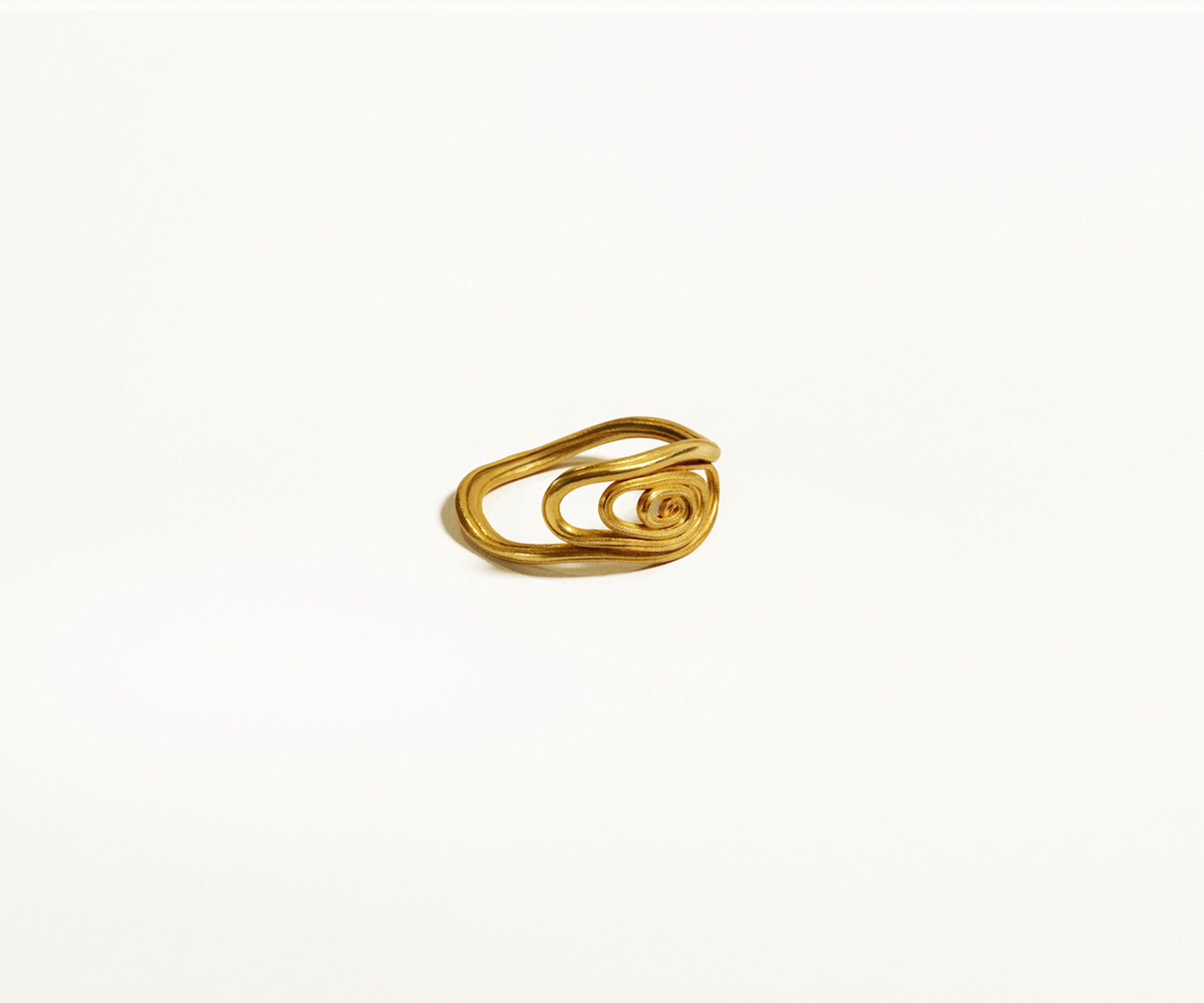 An elegant 18K yellow gold ring designed to resemble the delicate shape of a small fan, with soft, sweeping curves that create a sense of movement and grace.