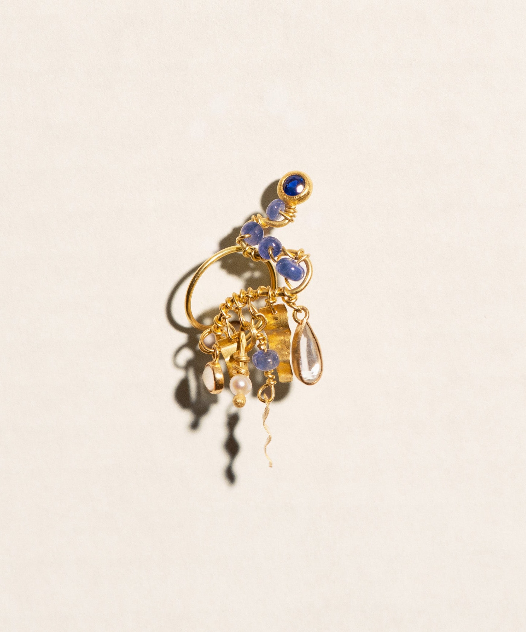 MIDDLE DAPHNE SAPPHIRE EARRING