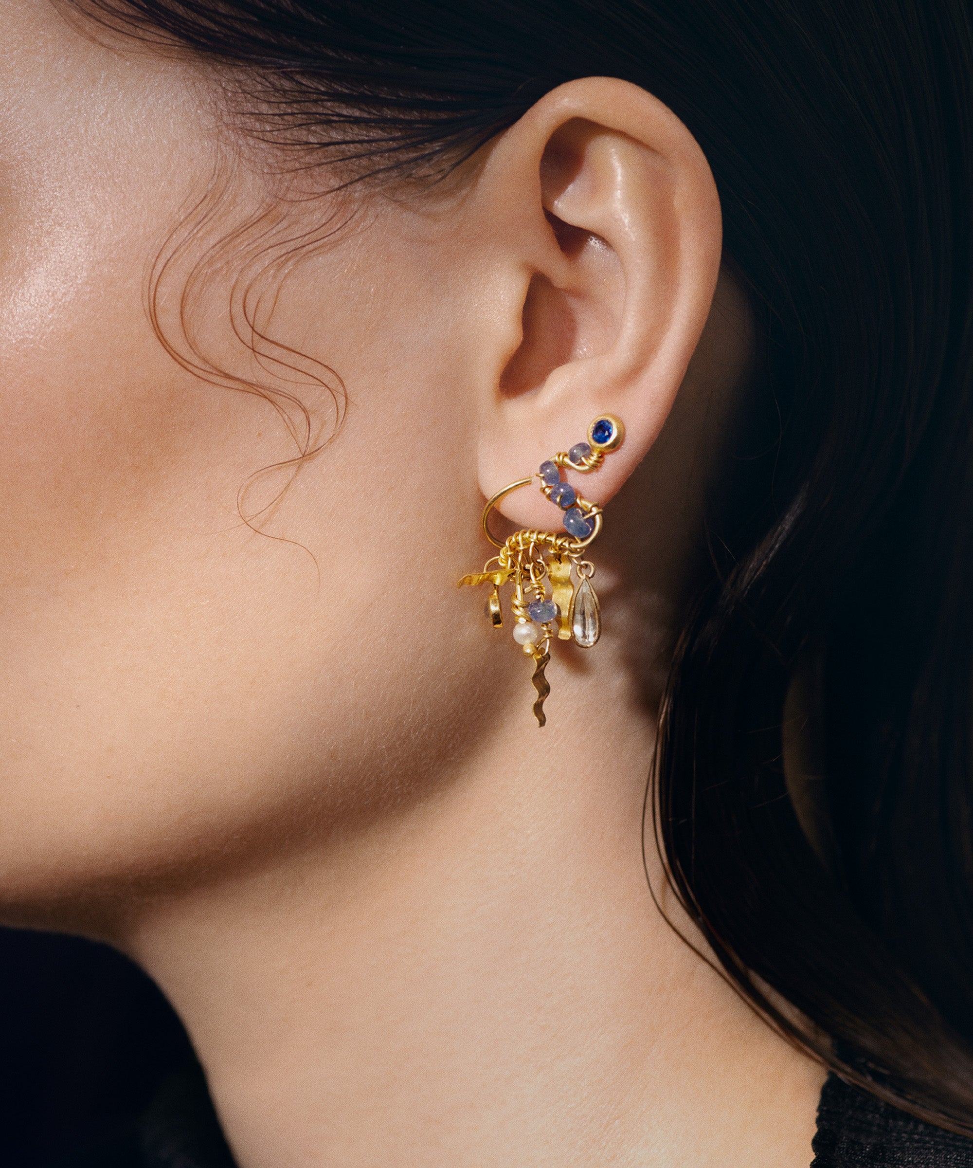 MIDDLE DAPHNE SAPPHIRE EARRING
