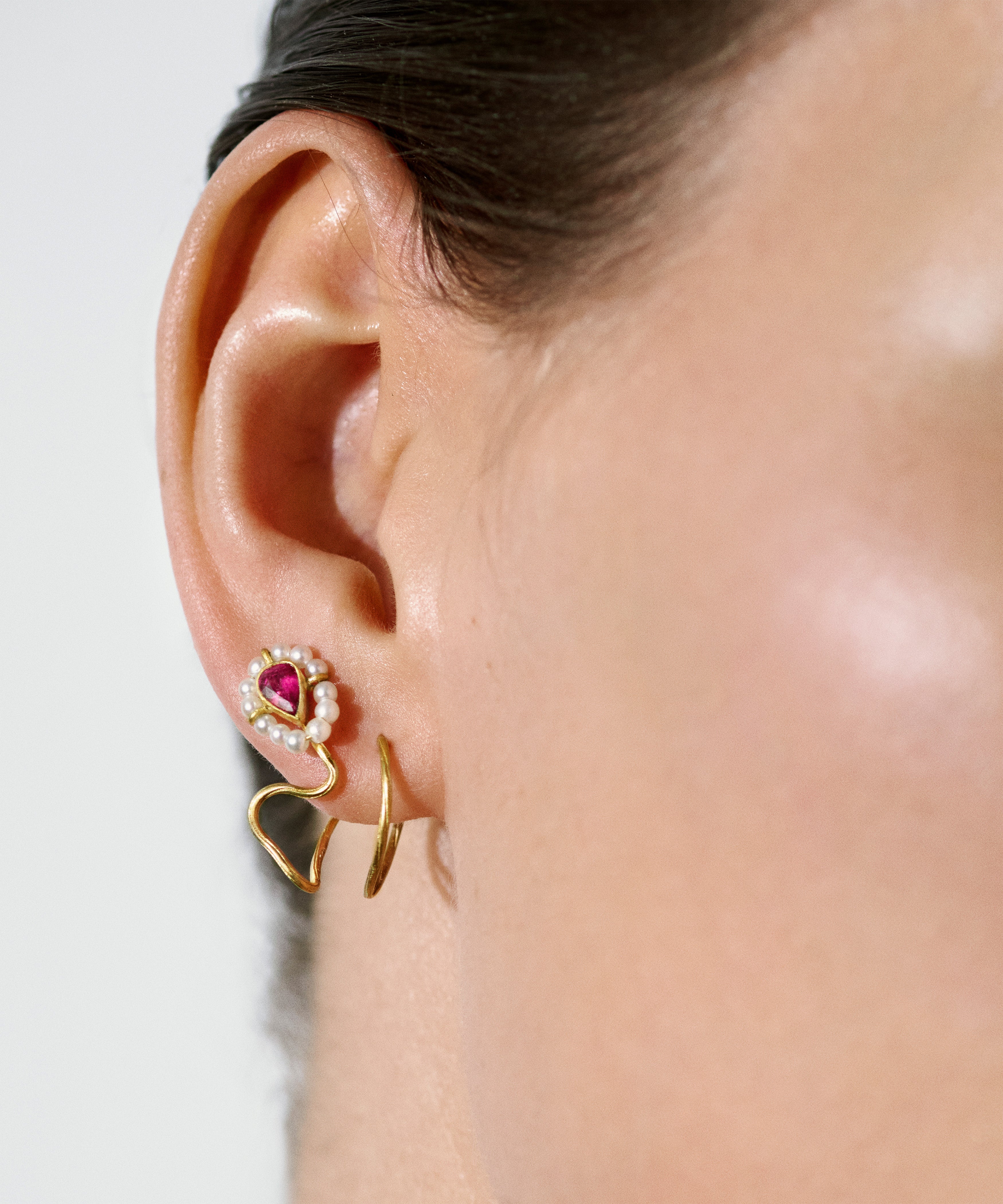 MIDDLE IRIS RUBY EARRING
