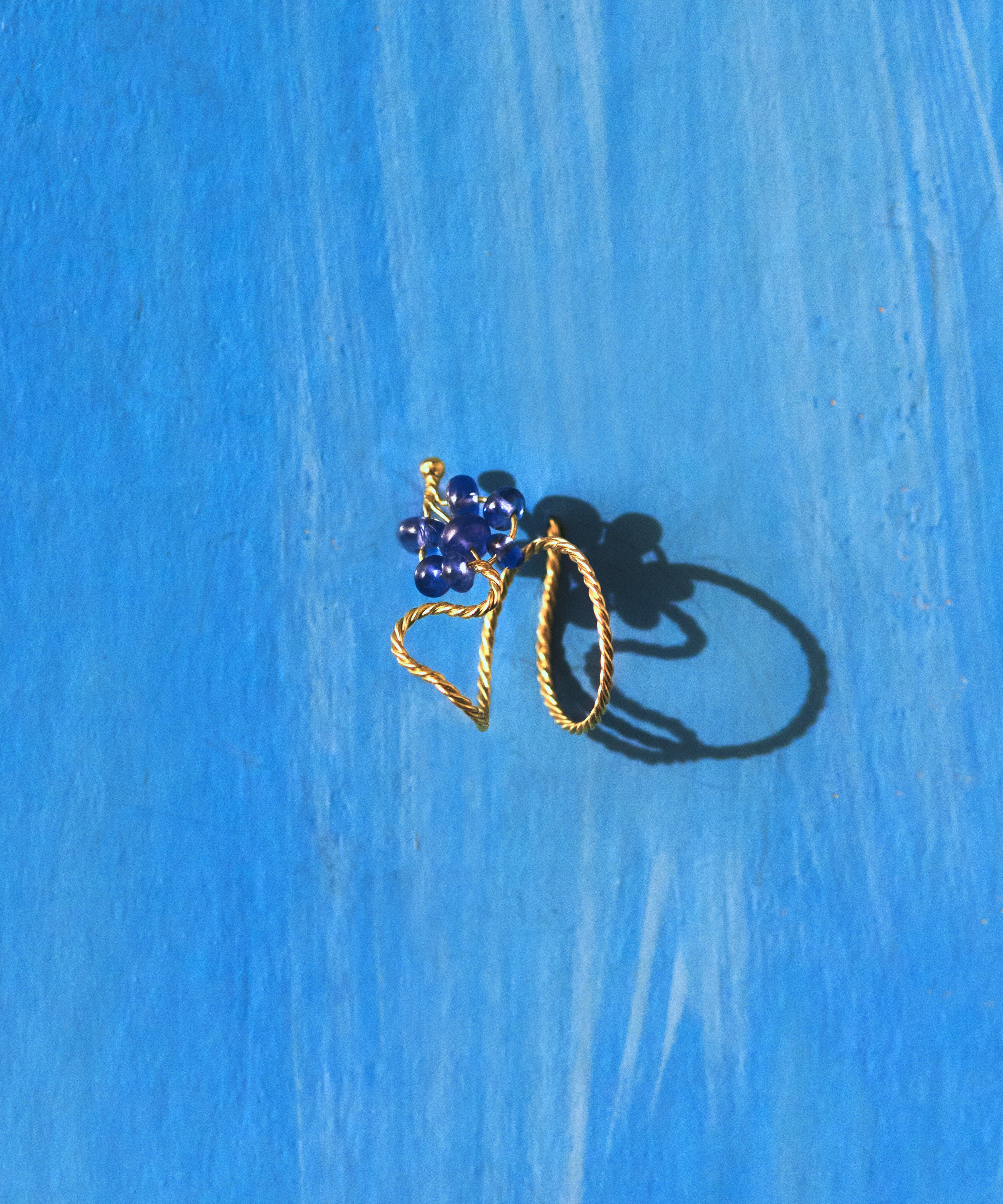 MIDDLE IRIS EARRING
