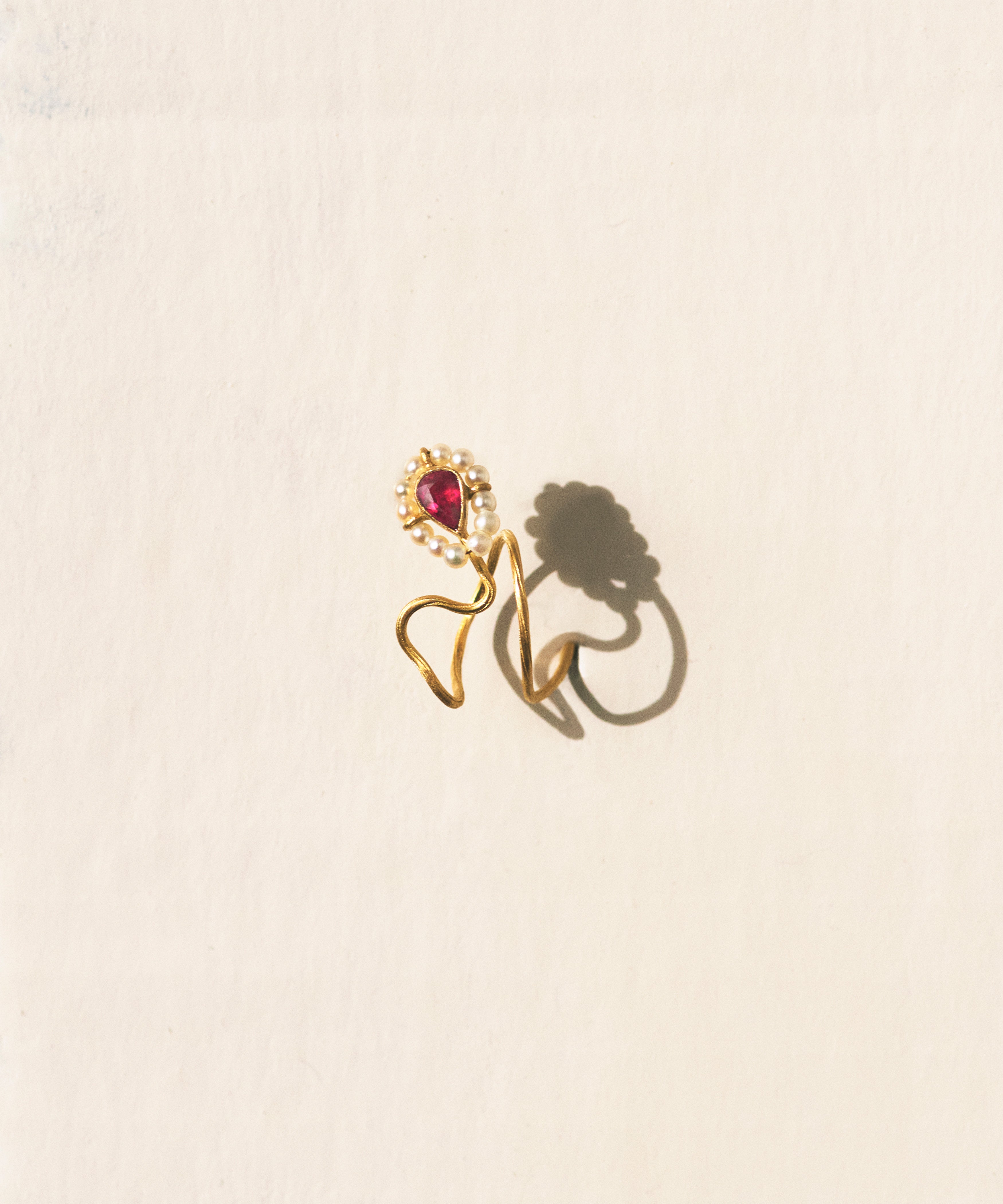 MIDDLE IRIS RUBY EARRING