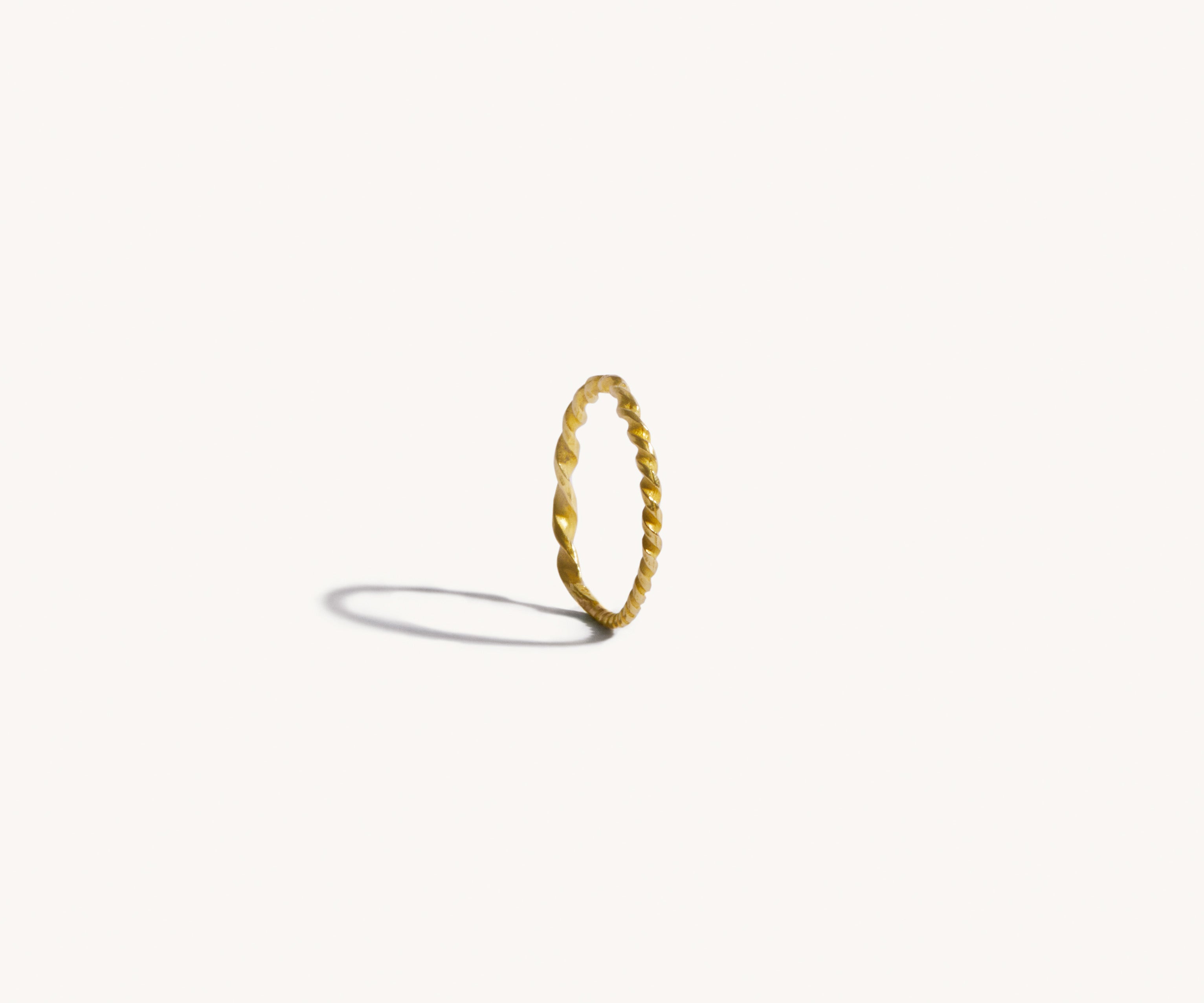 PETITE BAGUE EN OR TORSADÈ
