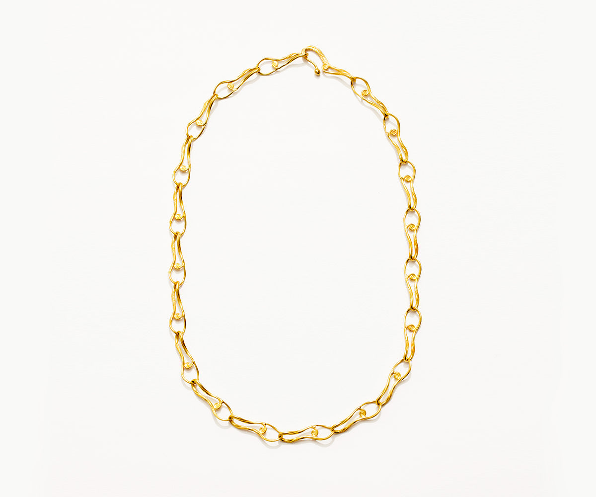 A collier necklace with 20 links in 18K yellow gold. Showed on a white background.